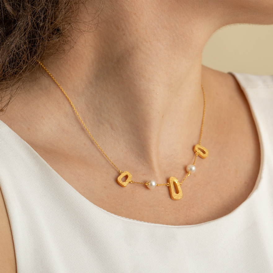 Ahjar Necklace with Pearls in 18K Brushed Gold